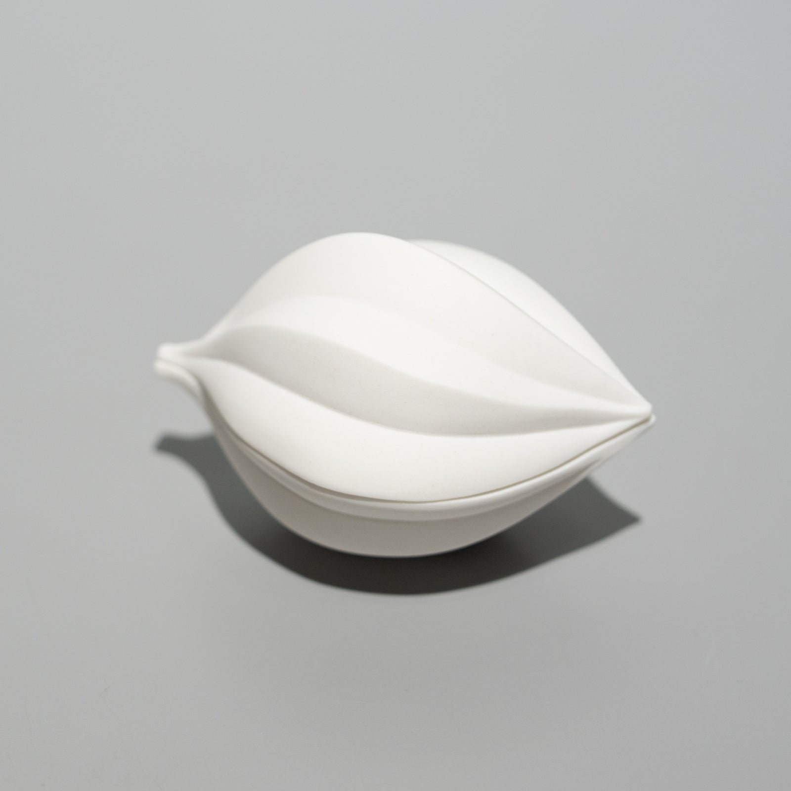 高橋奈己 / 白磁の実（一点物） – HULS GALLERY TOKYO | 現代工芸