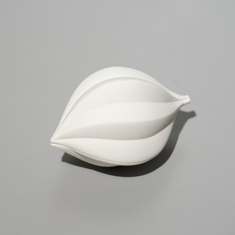 高橋奈己 / 白磁の実（一点物） – HULS GALLERY TOKYO | 現代工芸