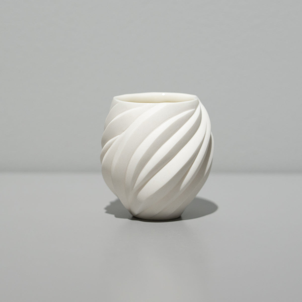 希少近代茶陶作家【 高橋 奈己／Nami Takahashi 白磁蕾型 水指 H180mm