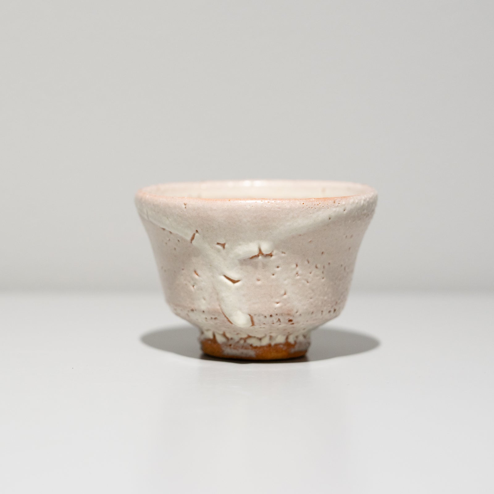 田原崇雄　流白釉ぐい呑 田原崇雄 / 白釉ぐい呑（一点物） – HULS GALLERY TOKYO | 現代