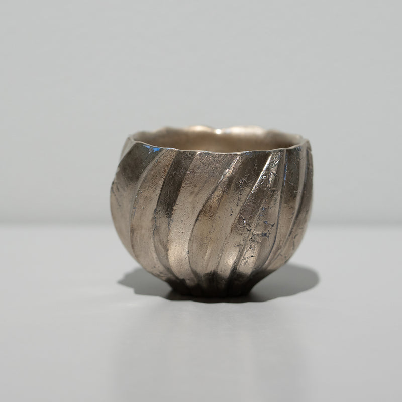 高橋奈己 / プラチナ彩呉須盃（一点物） – HULS GALLERY TOKYO | 現代