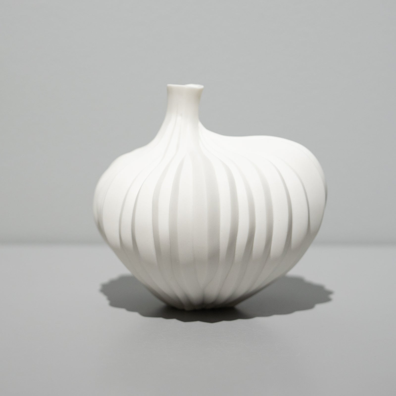 高橋奈己 / 白磁の実（一点物） – HULS GALLERY TOKYO | 現代工芸