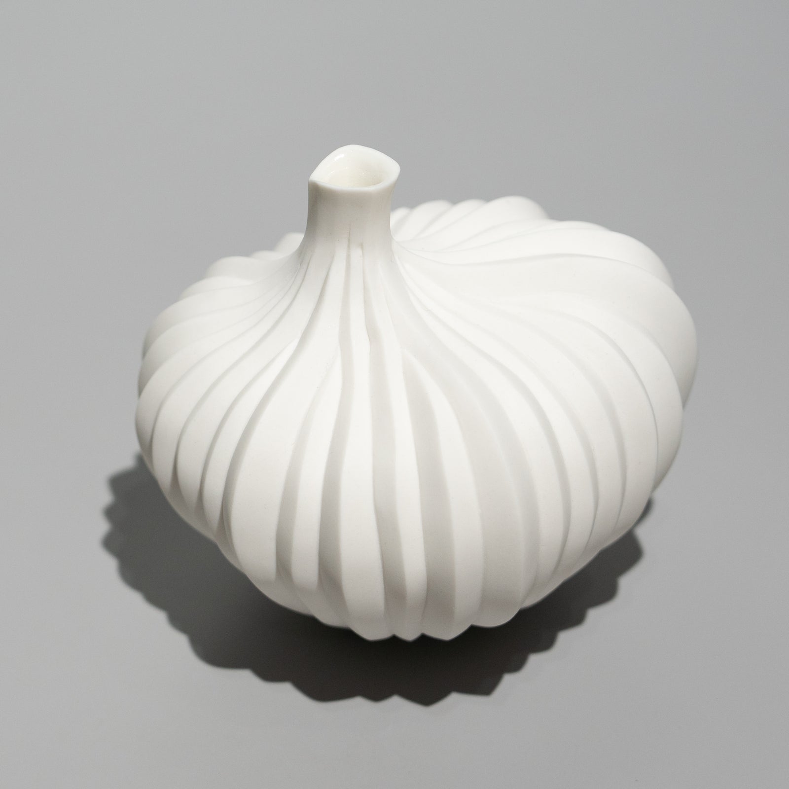 高橋奈己 / 白磁の実（一点物） – HULS GALLERY TOKYO | 現代工芸