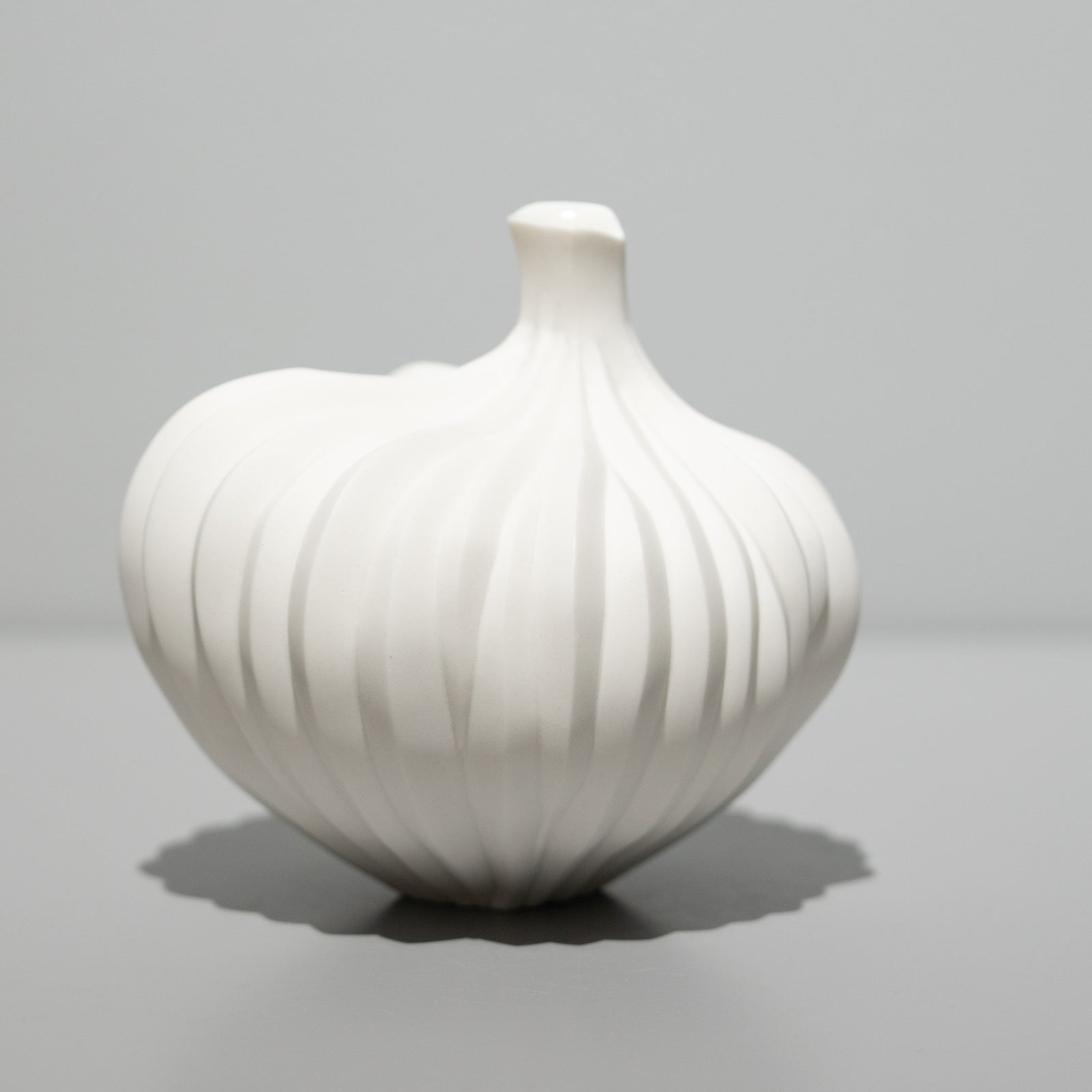 高橋奈己 / 白磁の実（一点物） – HULS GALLERY TOKYO | 現代工芸