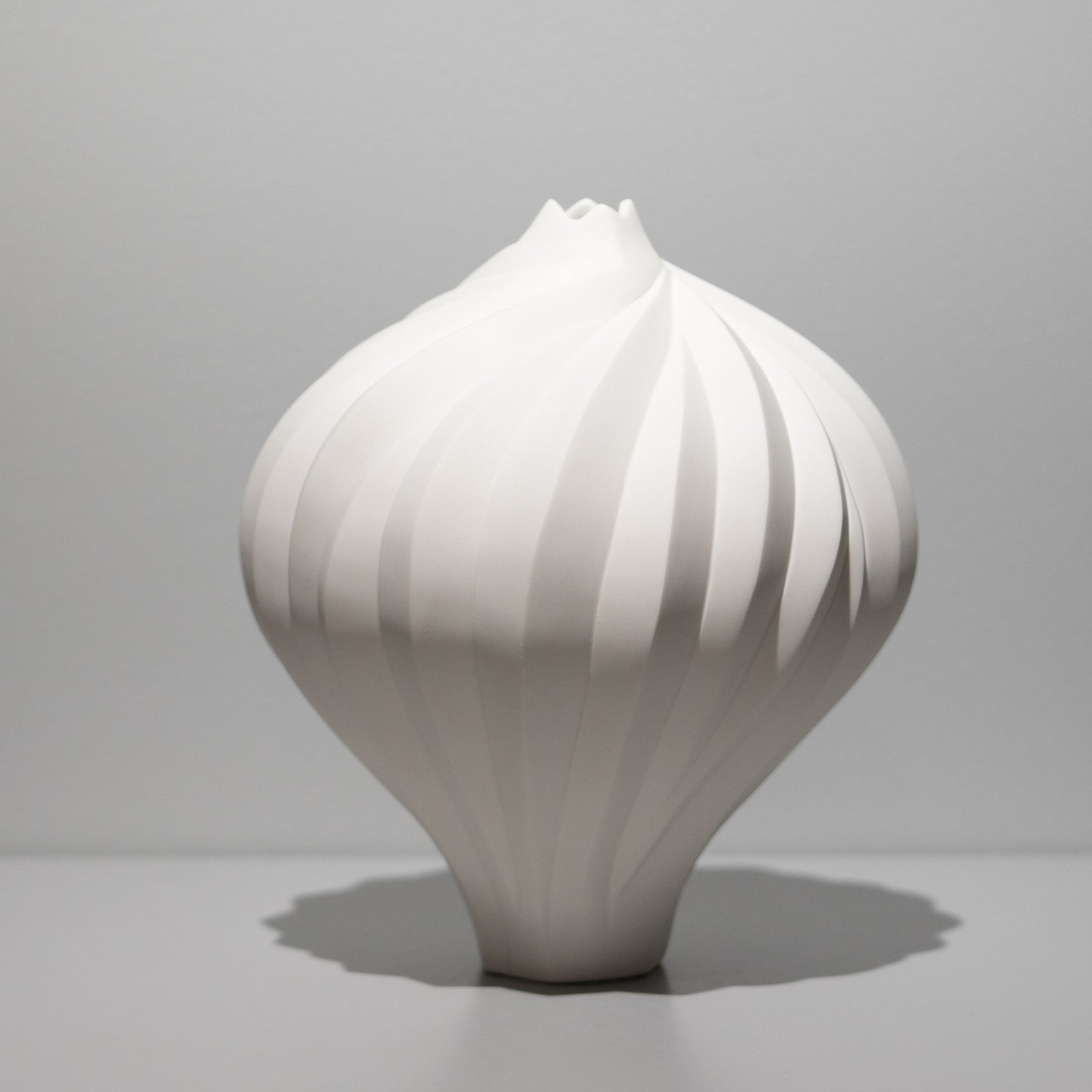 高橋奈己 / 白磁の実（一点物） – HULS GALLERY TOKYO | 現代工芸