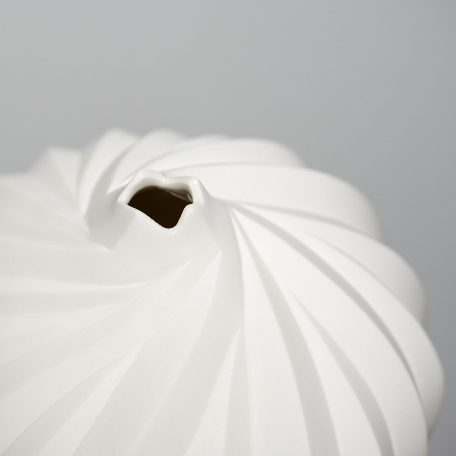 高橋奈己 / 白磁の実（一点物） – HULS GALLERY TOKYO | 現代工芸