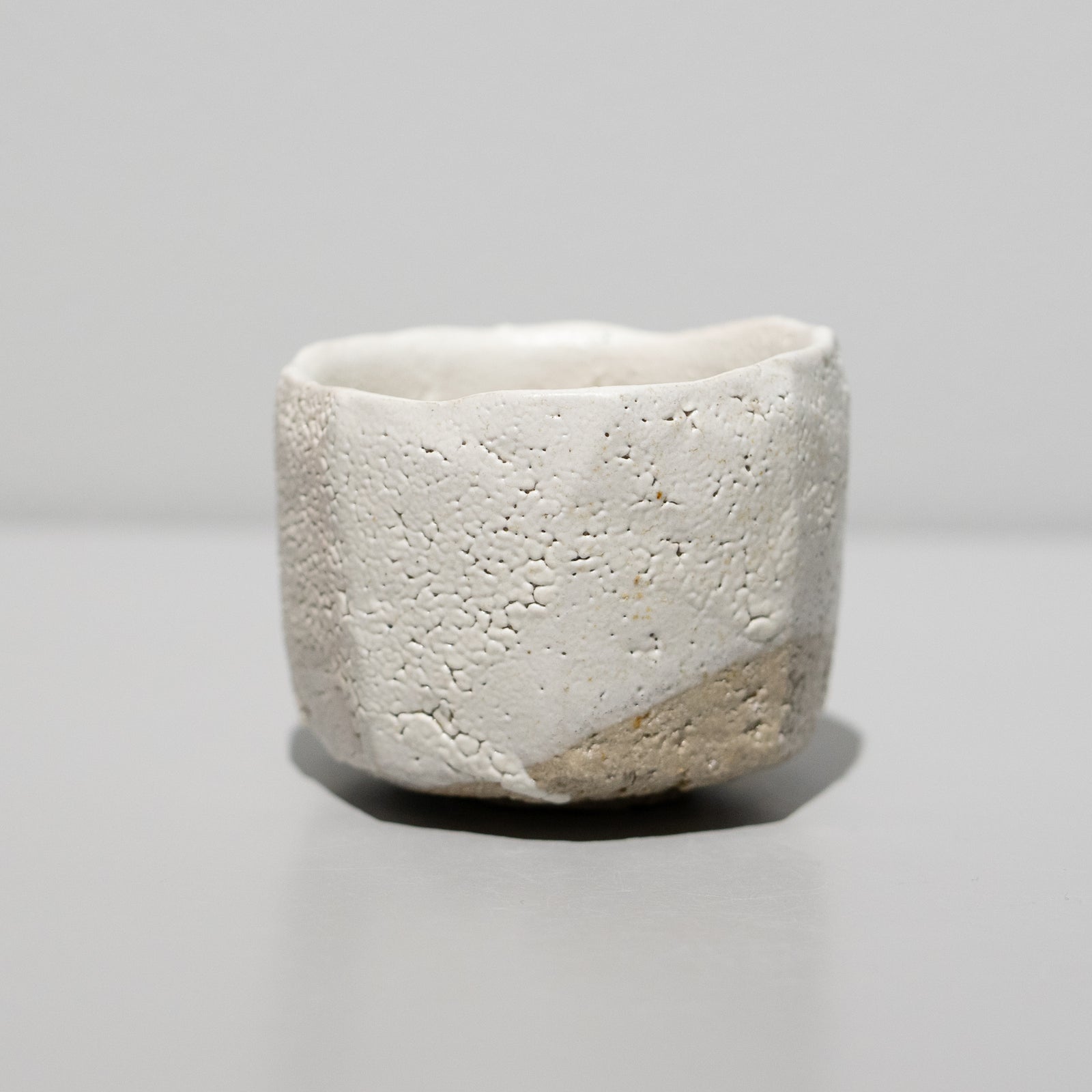 安永頼山 / 白唐津面取酒呑（一点物） – HULS GALLERY TOKYO | 現代