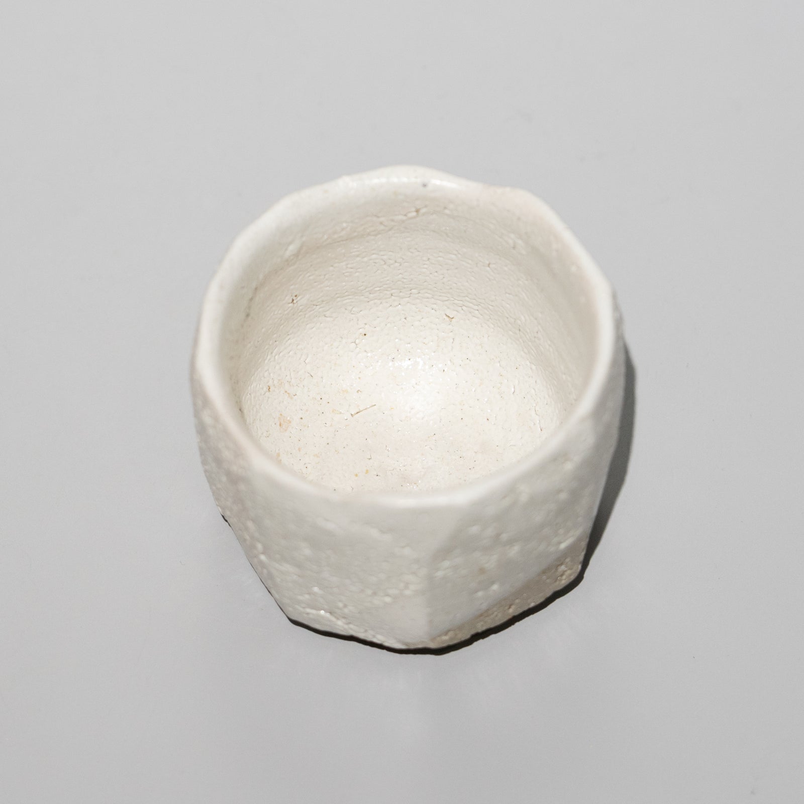 安永頼山 / 白唐津面取酒呑（一点物） – HULS GALLERY TOKYO | 現代