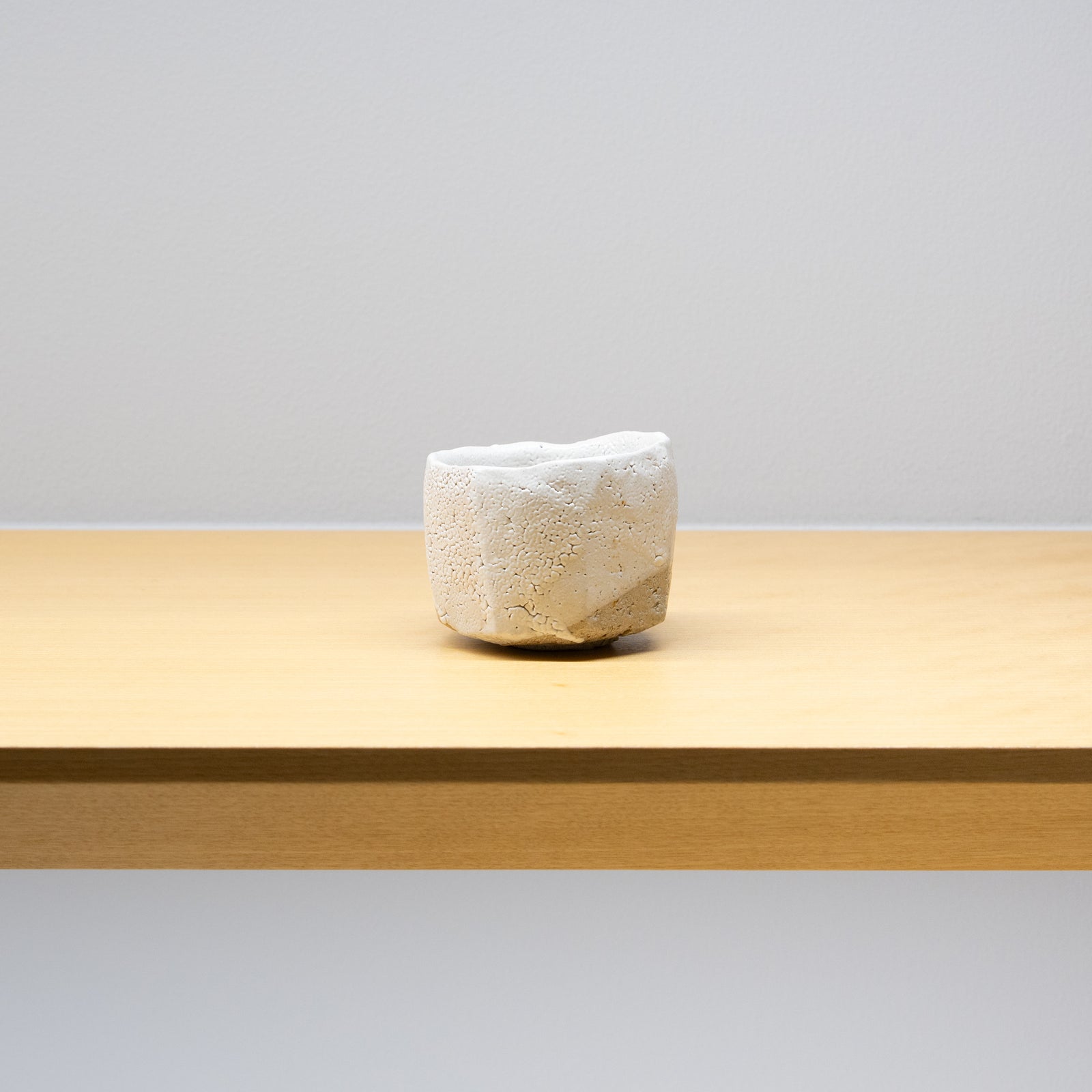 安永頼山 / 白唐津面取酒呑（一点物） – HULS GALLERY TOKYO | 現代
