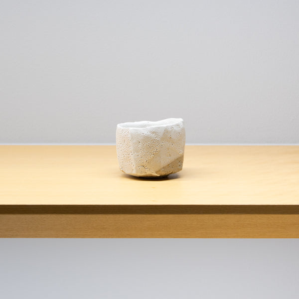 安永頼山 / 白唐津面取酒呑（一点物） – HULS GALLERY TOKYO | 現代