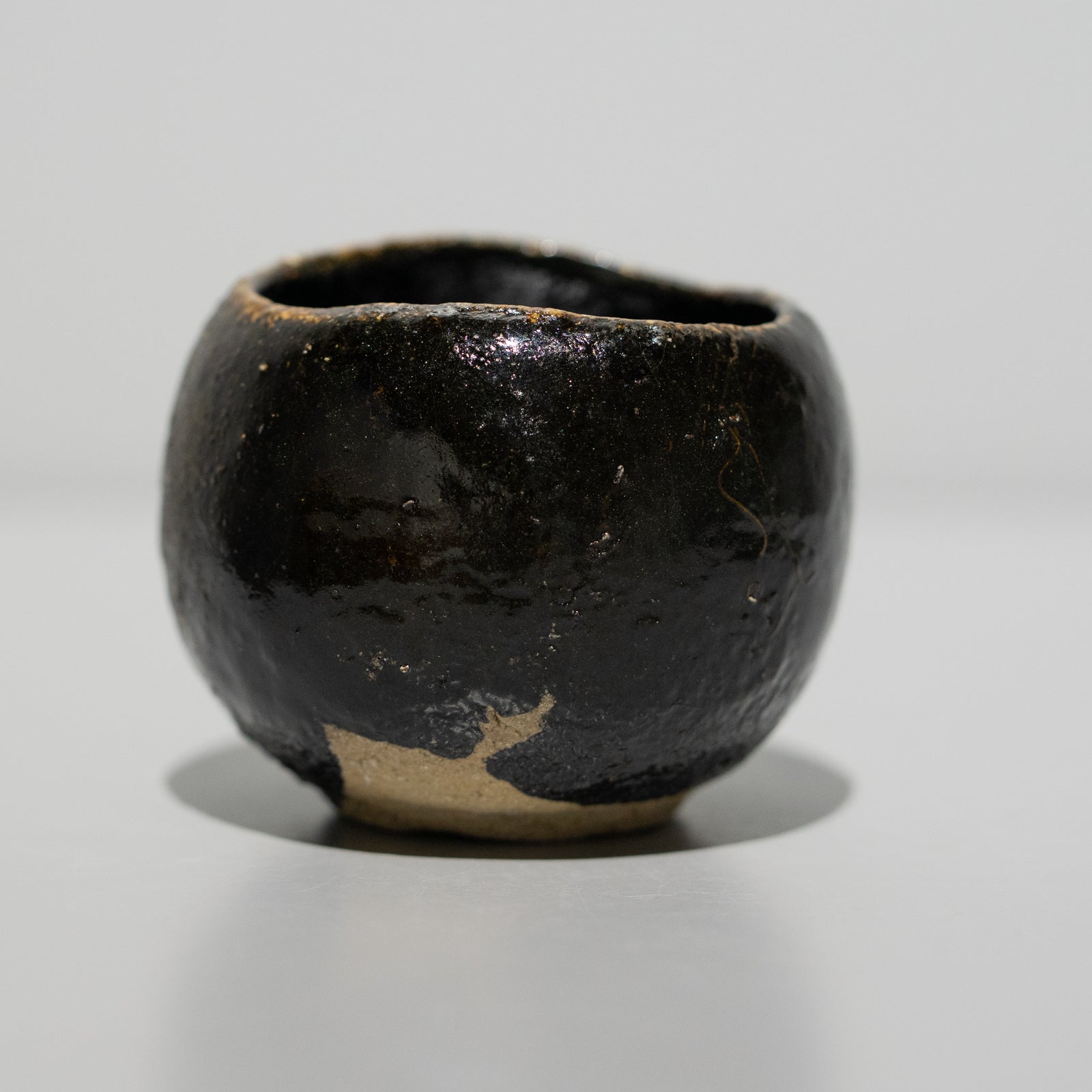 加藤亮太郎 / 瀬戸黒酒呑（一点物） – HULS GALLERY TOKYO | 現代工芸