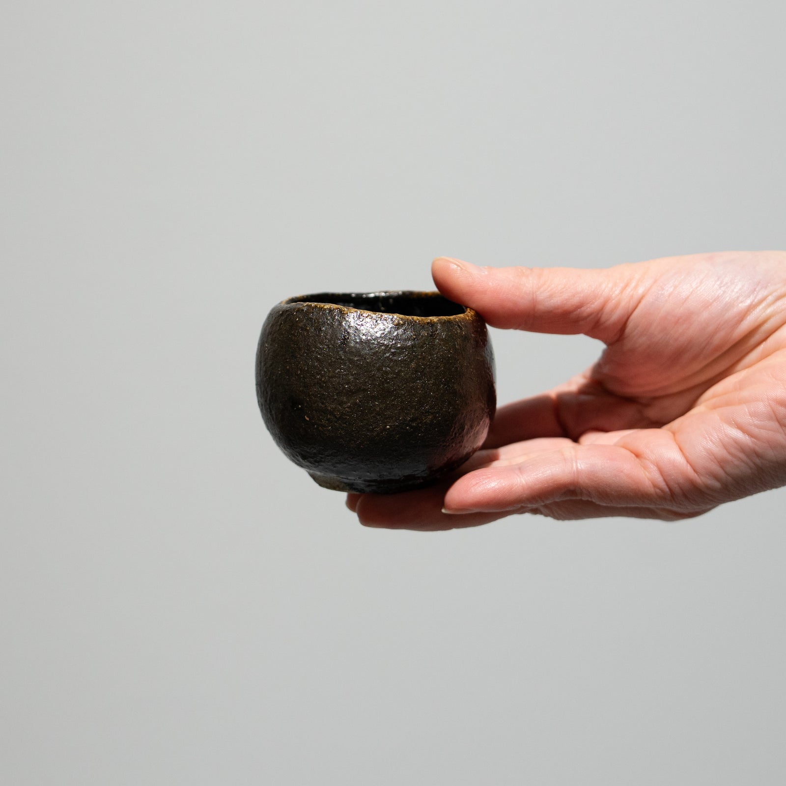 加藤亮太郎 / 瀬戸黒酒呑（一点物） – HULS GALLERY TOKYO | 現代工芸