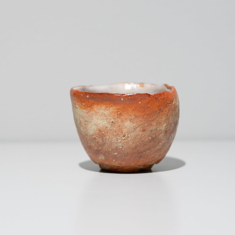 <transcy>Syo Fujita / Strata Sake Cup with White Glaze</transcy>