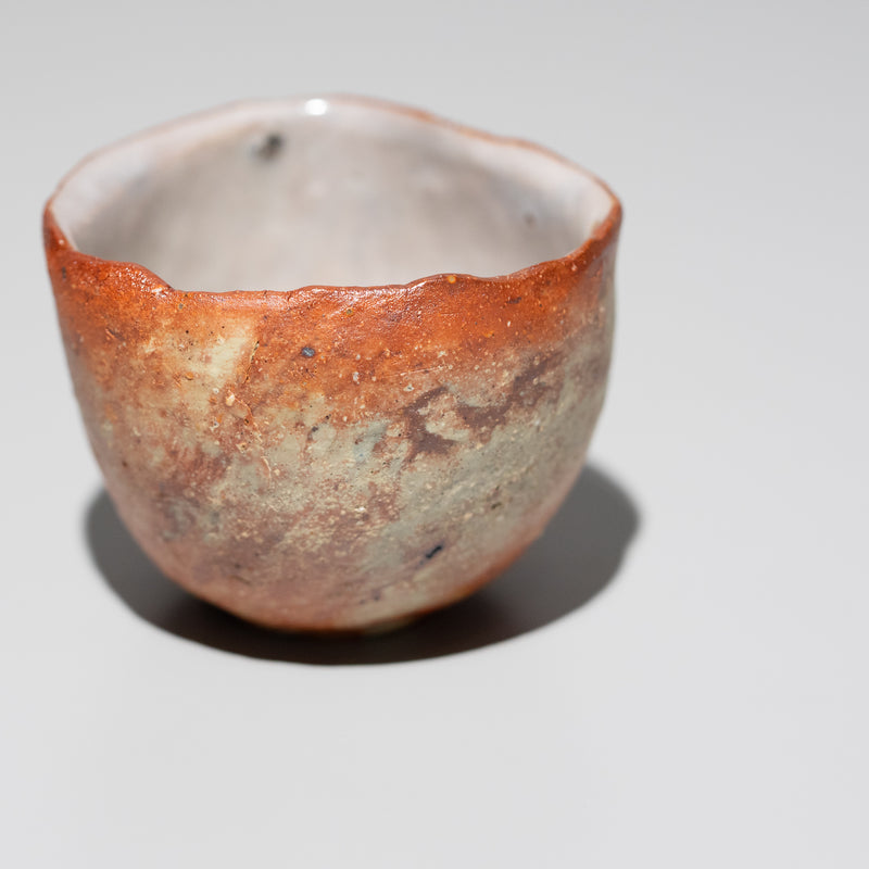 <transcy>Syo Fujita / Strata Sake Cup with White Glaze</transcy>