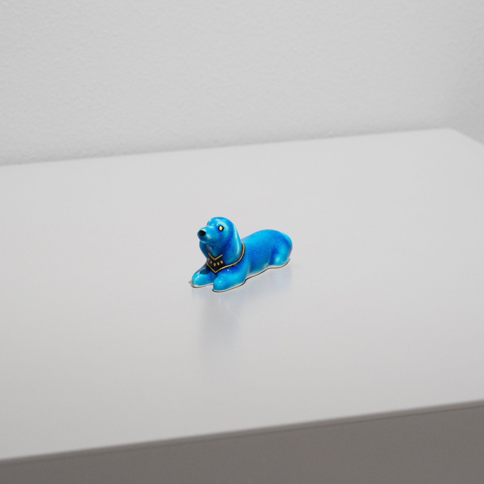 青釉ミニオーナメント「青犬」 – HULS GALLERY TOKYO | 現代工芸ギャラリー