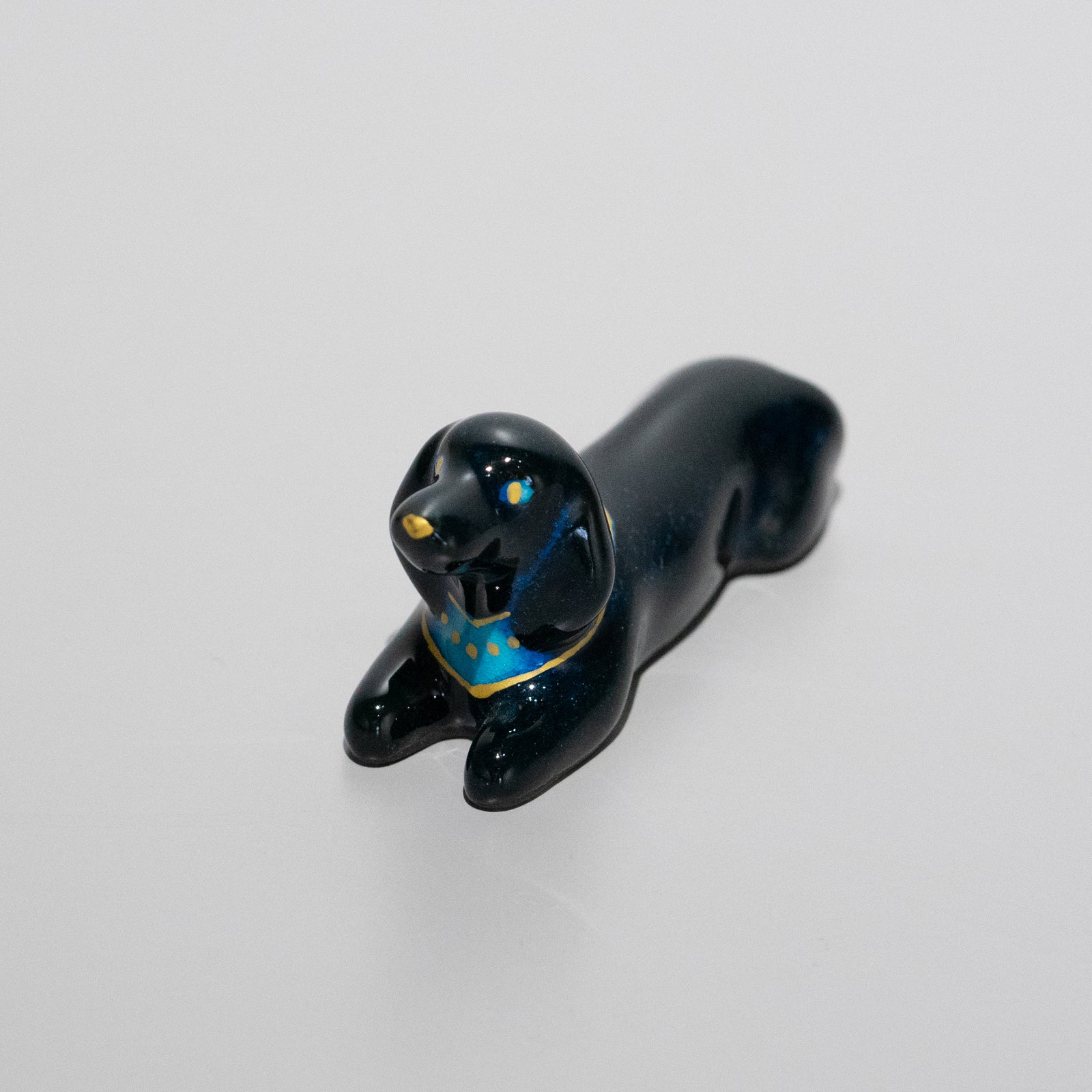 青釉ミニオーナメント「黒犬」 – HULS GALLERY TOKYO | 現代工芸ギャラリー