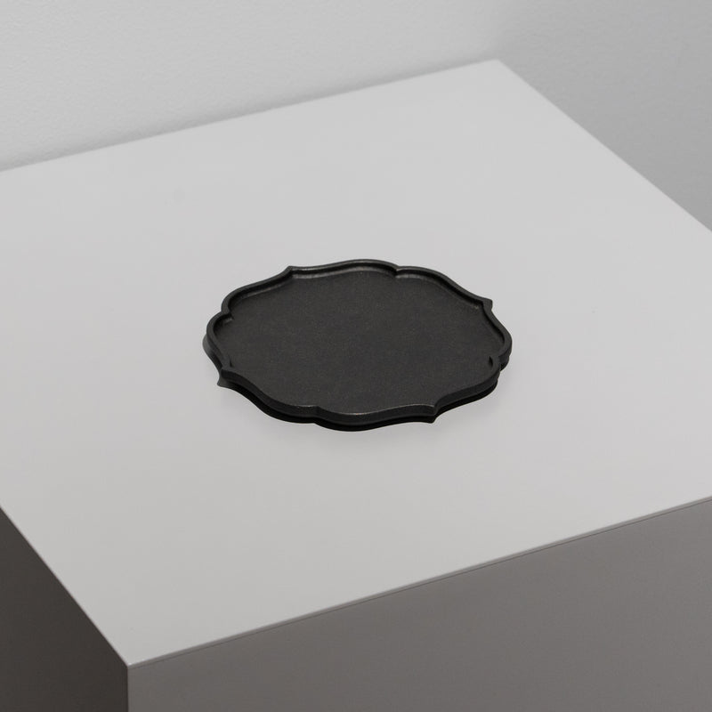 冨樫孝男 / 黒輪花皿 小 – HULS GALLERY TOKYO | 現代工芸ギャラリー