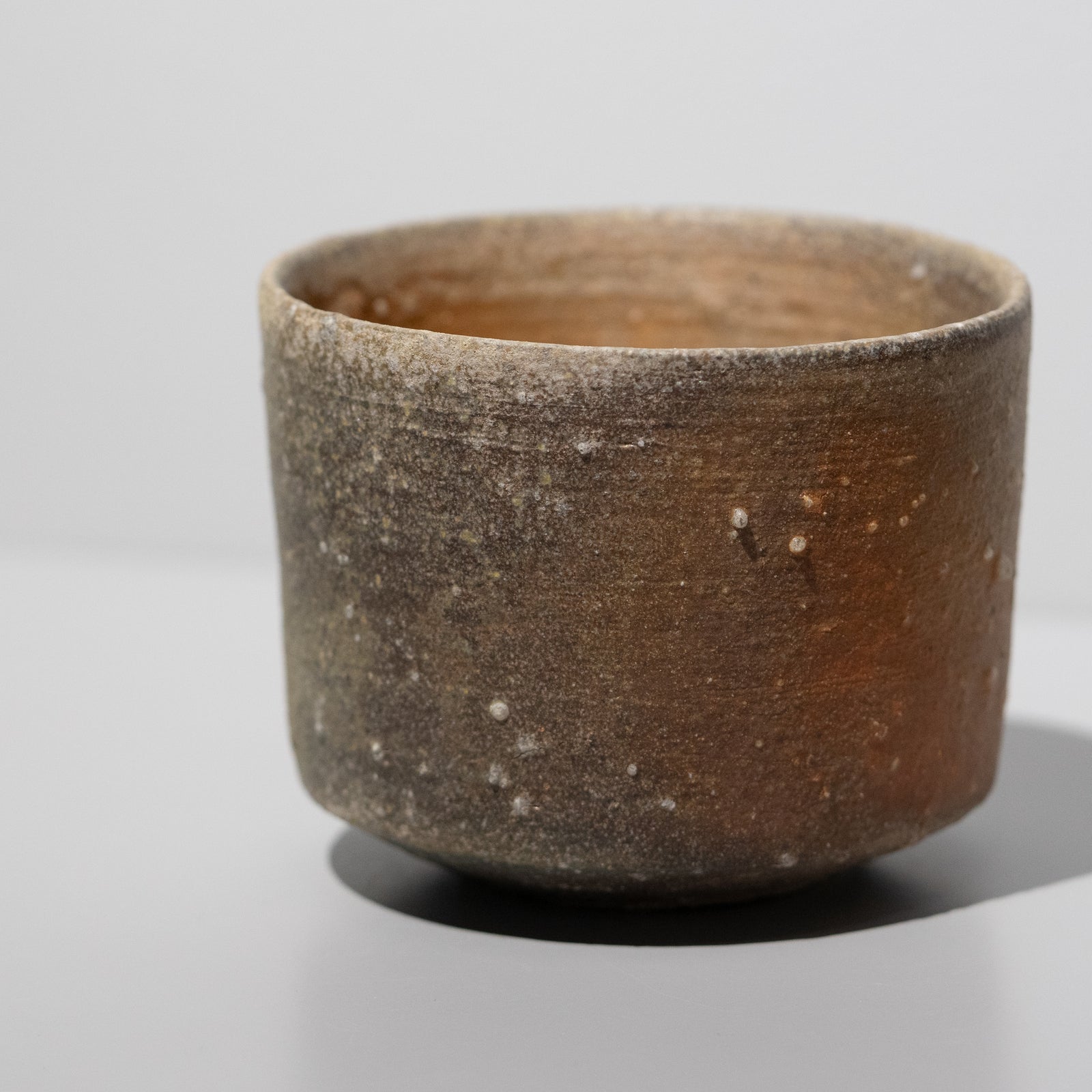 谷穹 信楽 湯呑み ぐい呑み 筒型 谷穹 / 信楽 茶碗（一点物） – HULS GALLERY TOKYO | 現代工芸ギャラリー