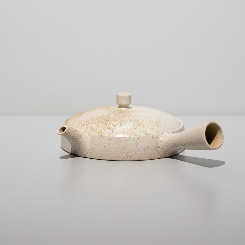 <tc>Seiji Ito / White Flat Teapot (M) with Oyster Shell Powder</tc>