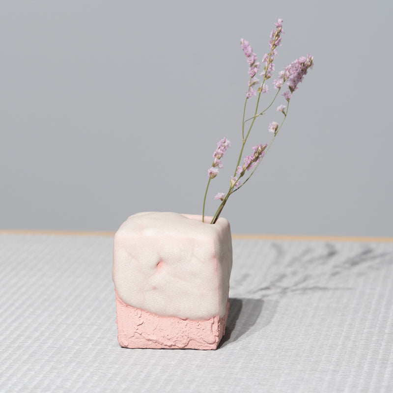 <tc>Tomoyuki Hoshino / Flower Vase Strawberry Milk</tc>