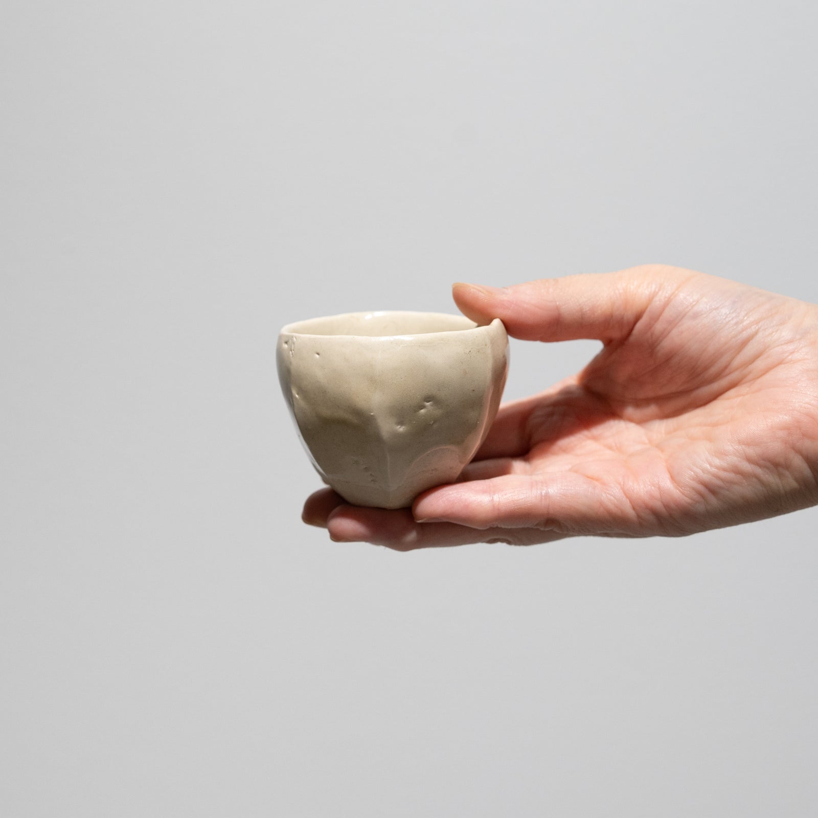 安永頼山 / 白釉面取酒呑（一点物） – HULS GALLERY TOKYO | 現代工芸