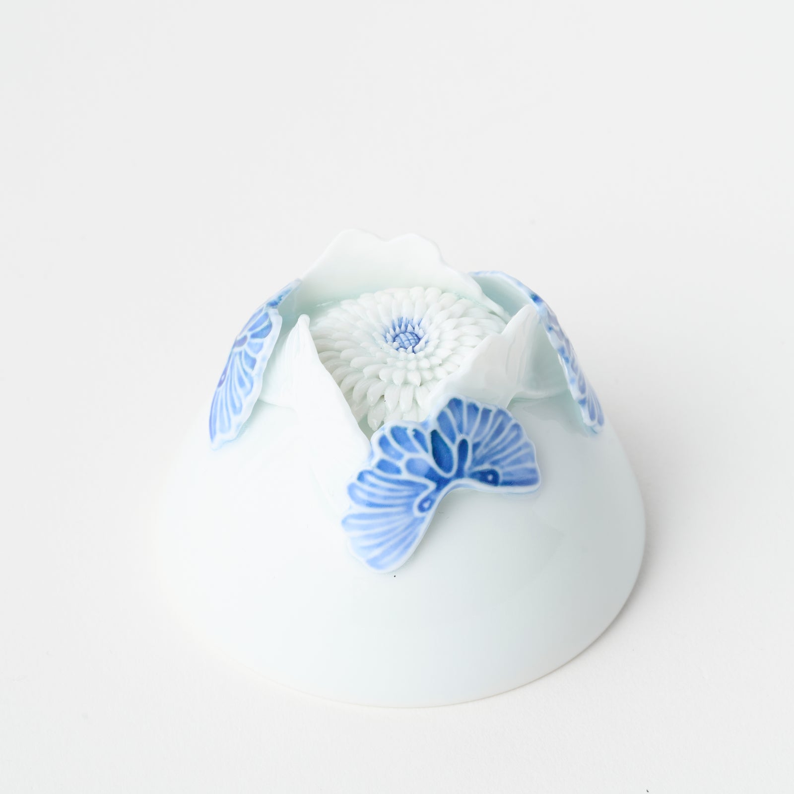 平戸菊蝶飾丸形杯（六方割） – HULS GALLERY TOKYO | 現代工芸ギャラリー