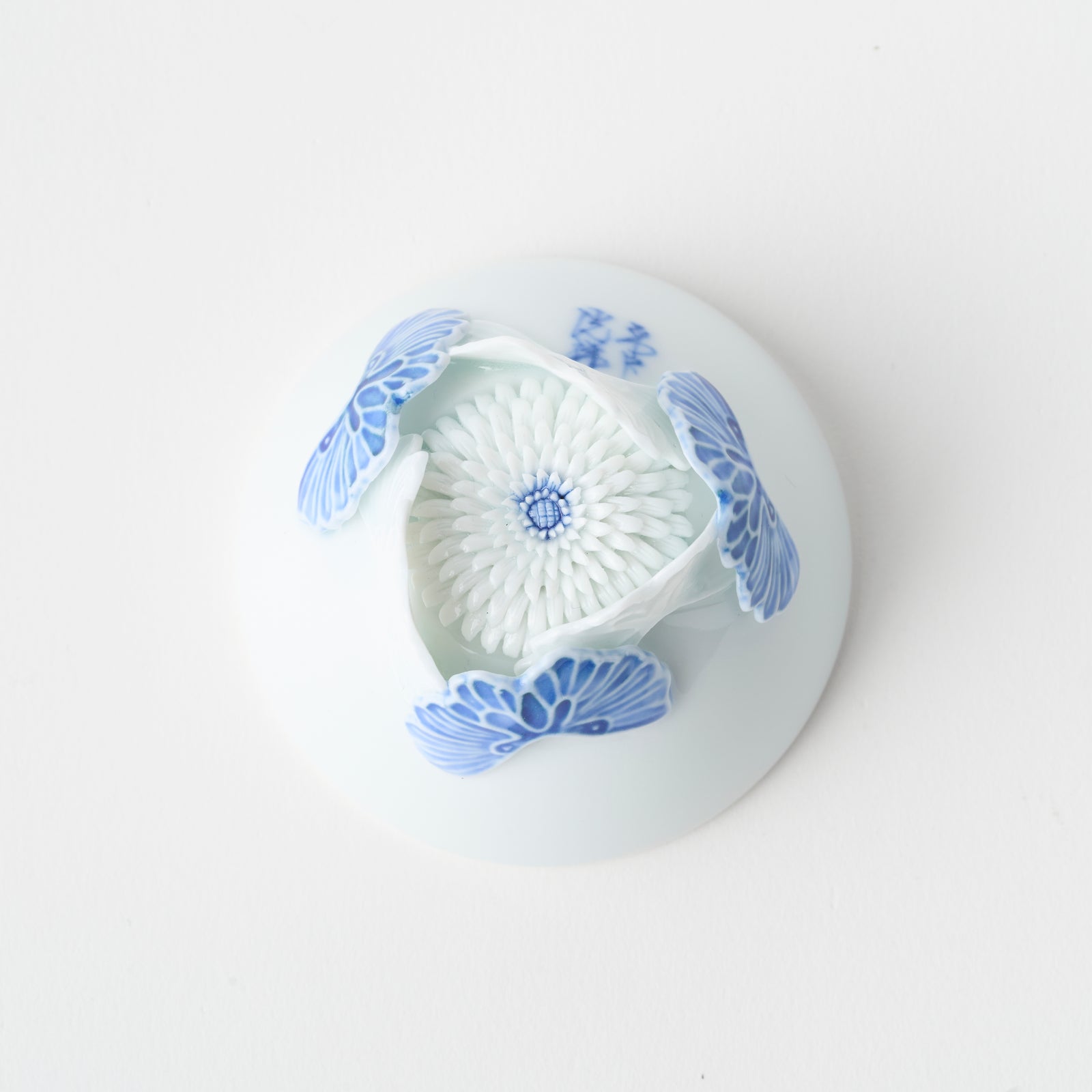 平戸菊蝶飾丸形杯（六方割） – HULS GALLERY TOKYO | 現代工芸ギャラリー
