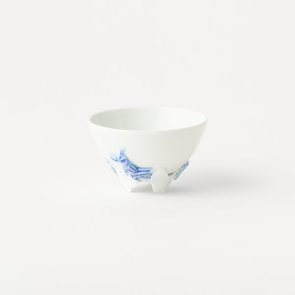 平戸菊蝶飾染付丸形杯（蟋蟀）