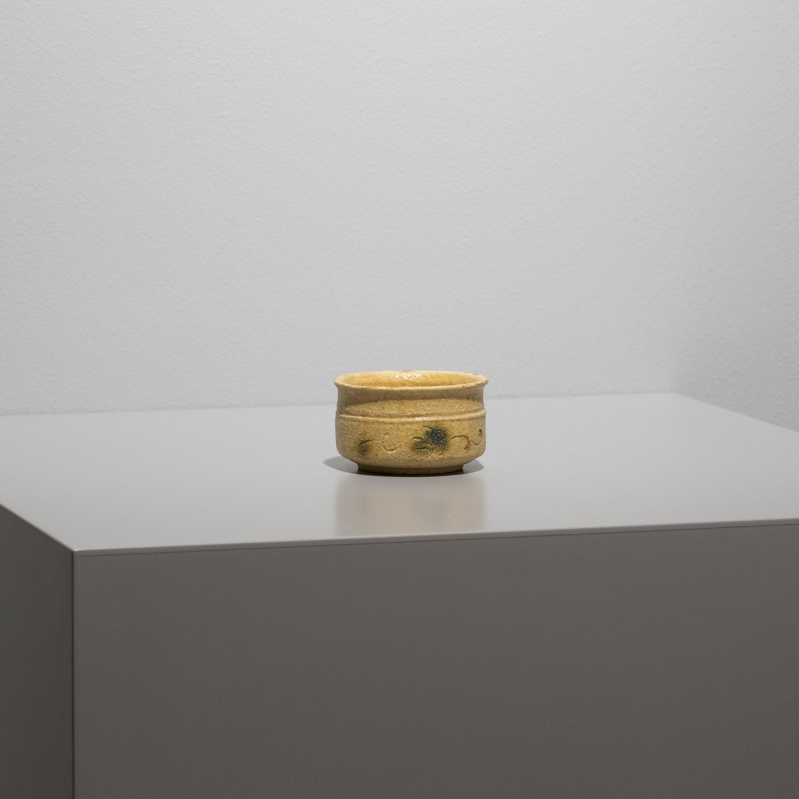 西岡悠 / 黄瀬戸ぐい呑（一点物） – HULS GALLERY TOKYO | 現代工芸
