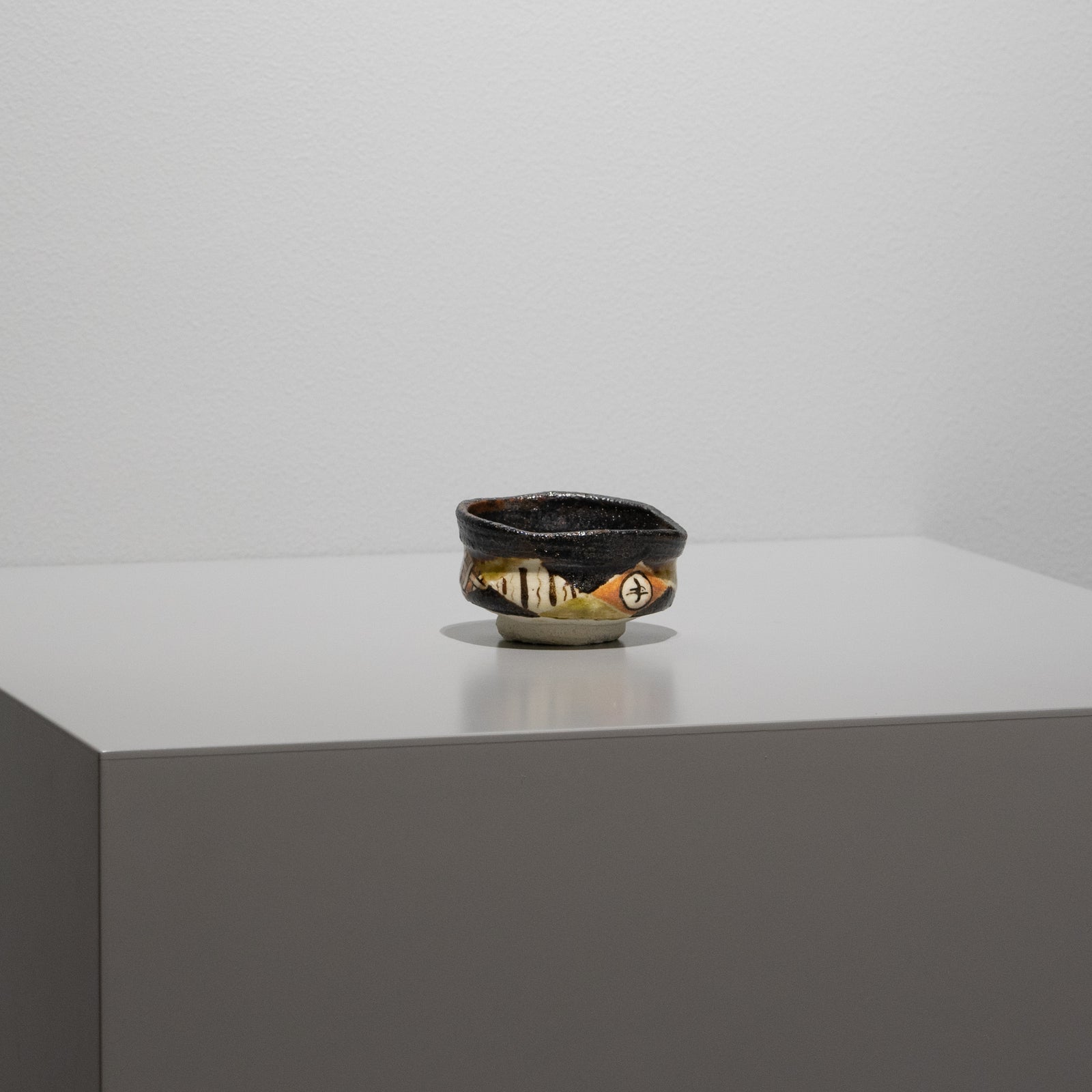 西岡悠 / 織部四彩ぐい呑（一点物） – HULS GALLERY TOKYO | 現代工芸