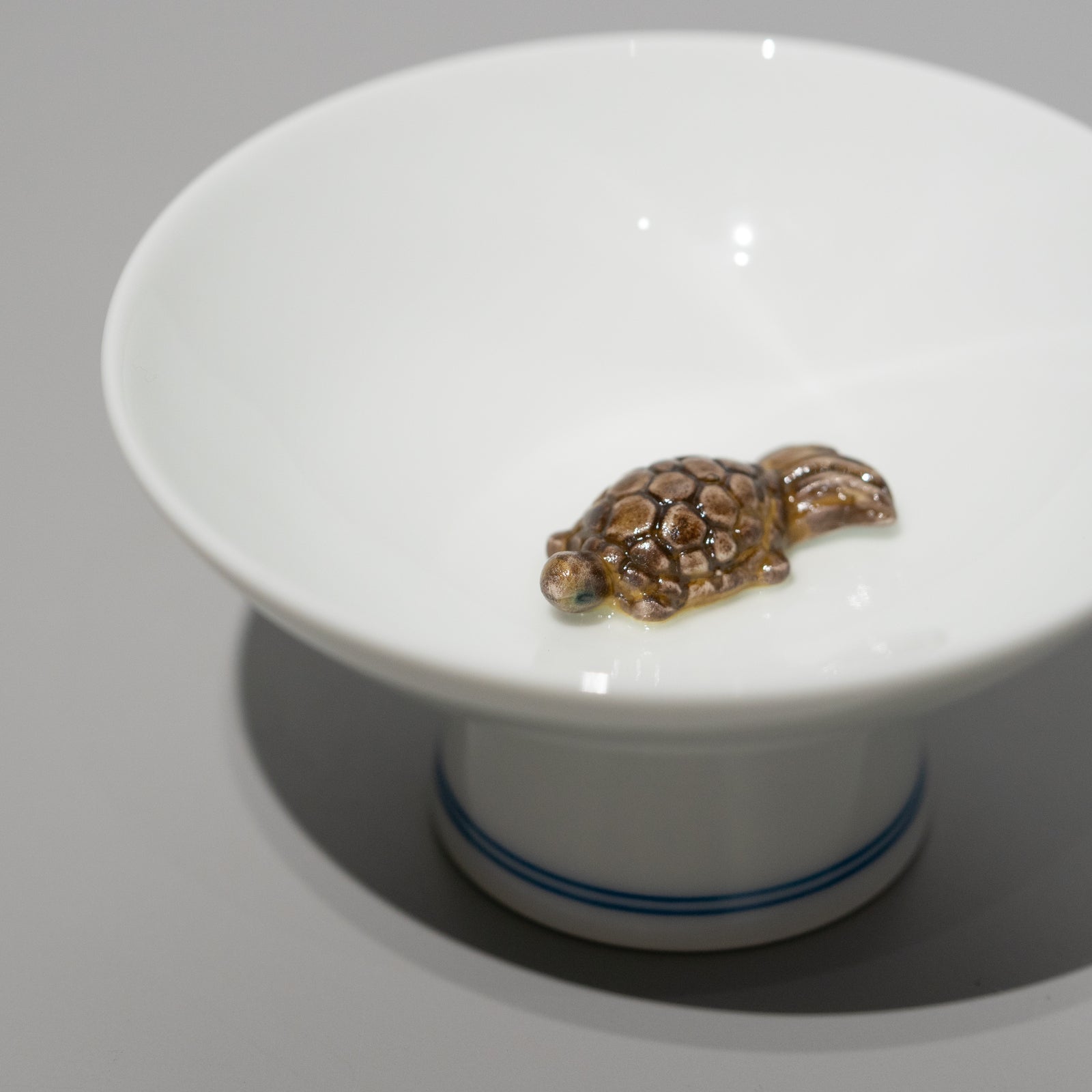 泳酒亀 平盃 – HULS GALLERY TOKYO | 現代工芸ギャラリー