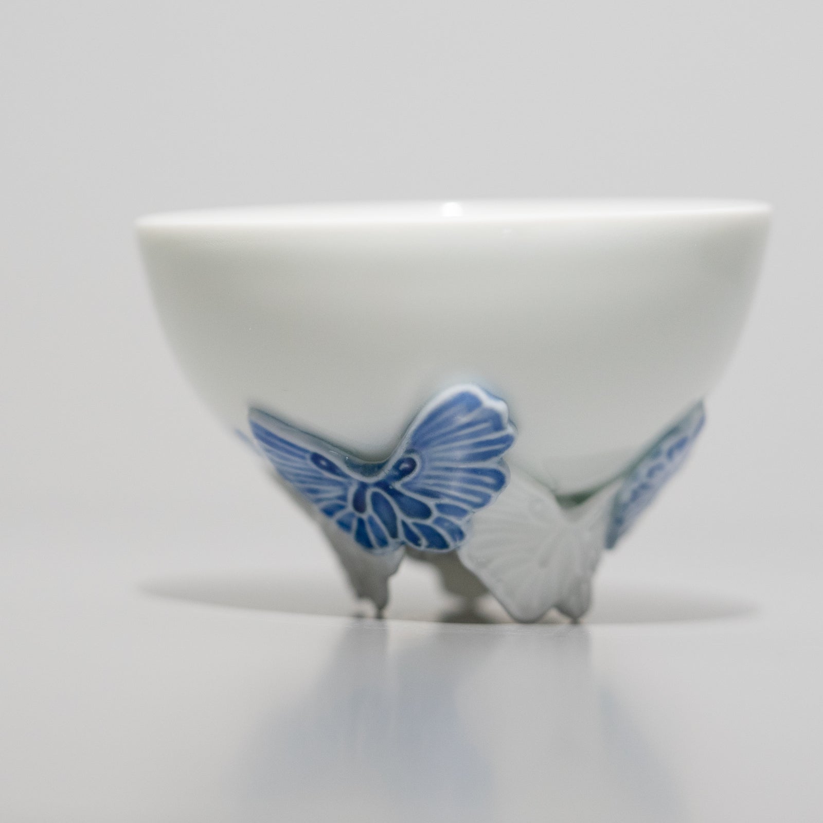 平戸菊蝶飾丸形杯（六方割） – HULS GALLERY TOKYO | 現代工芸ギャラリー