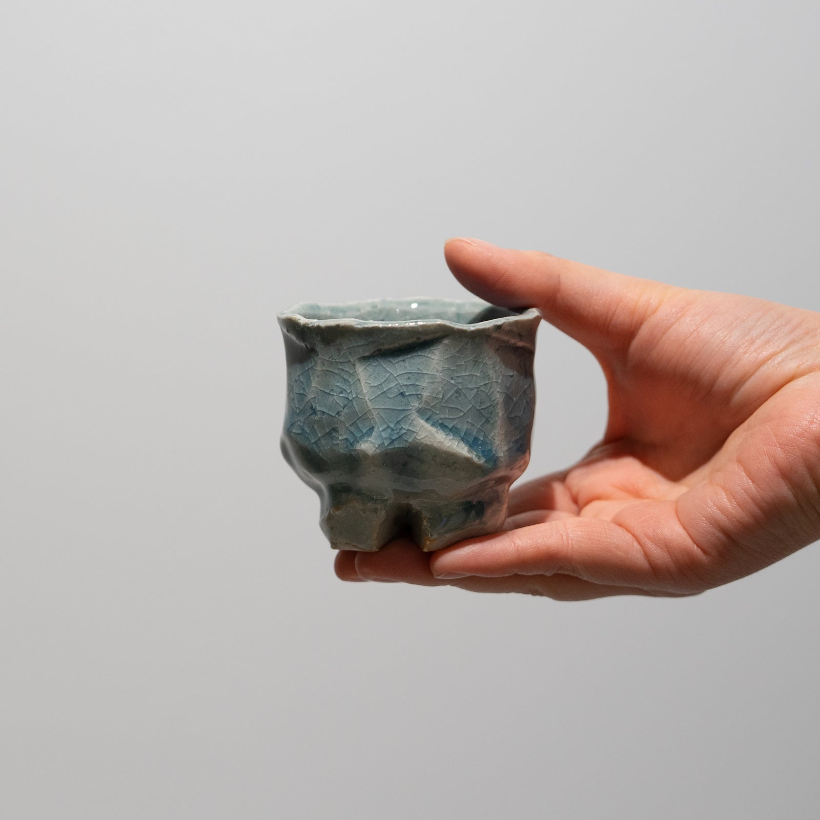 納冨晋 / 青萩刀刻ぐい呑（一点物） – HULS GALLERY TOKYO | 現代工芸