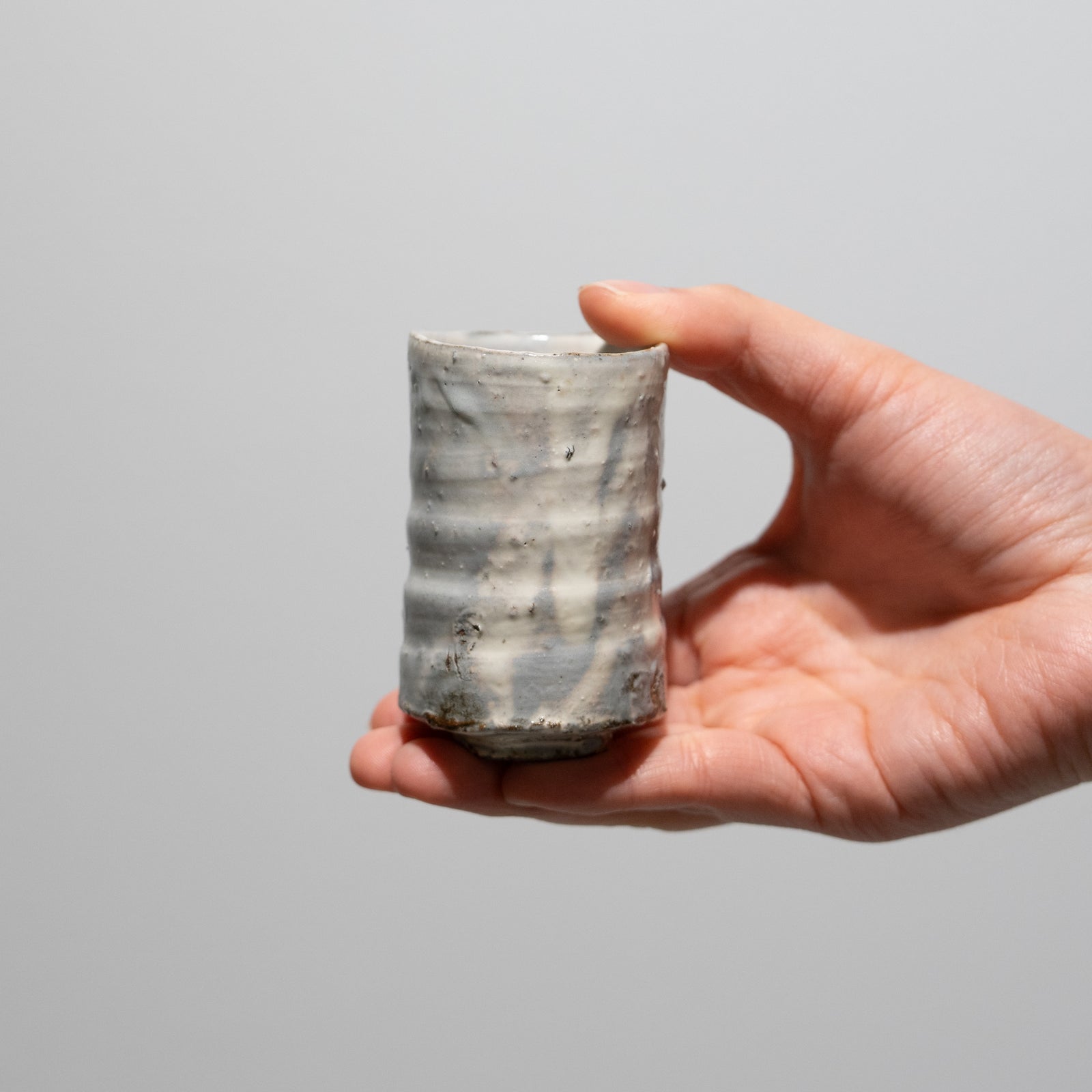 辻村塊 / 粉引ぐい呑（一点物） – HULS GALLERY TOKYO | 現代工芸