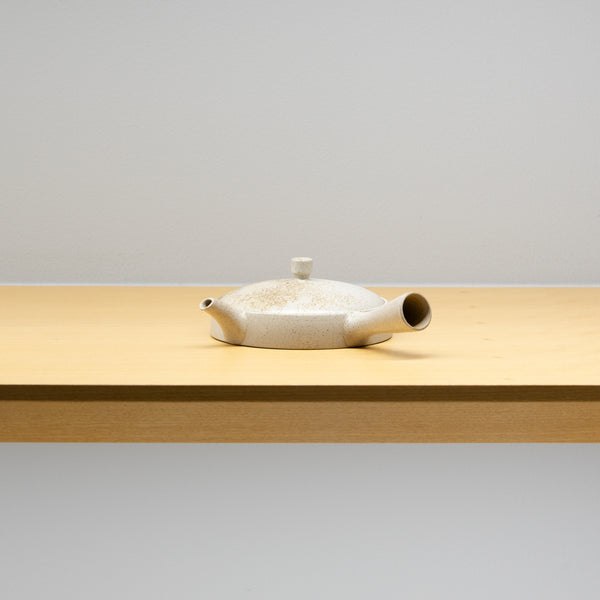 <tc>Seiji Ito / White Flat Teapot (M) with Oyster Shell Powder</tc>