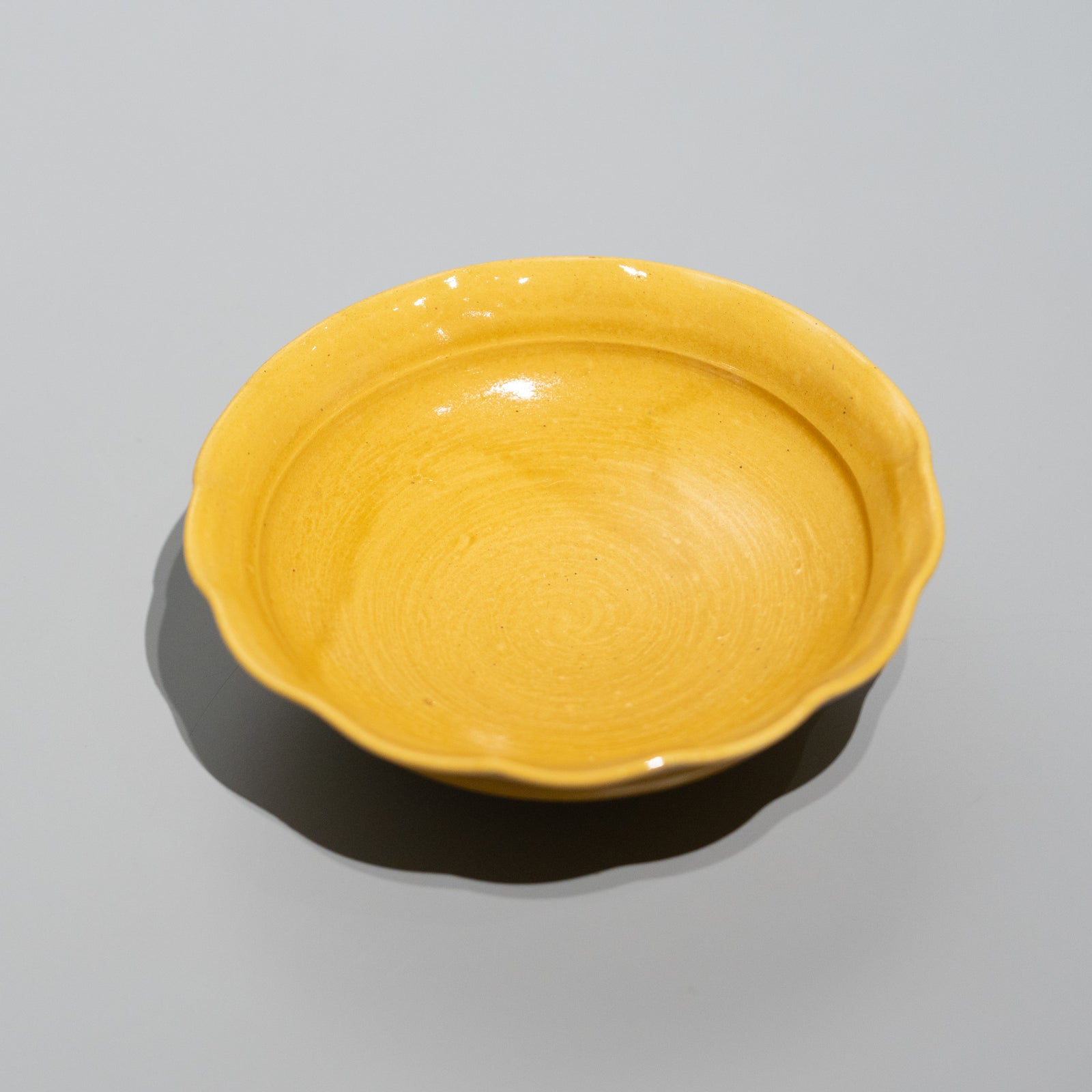 中里太亀 / 黄釉輪花皿 – HULS GALLERY TOKYO | 現代工芸ギャラリー