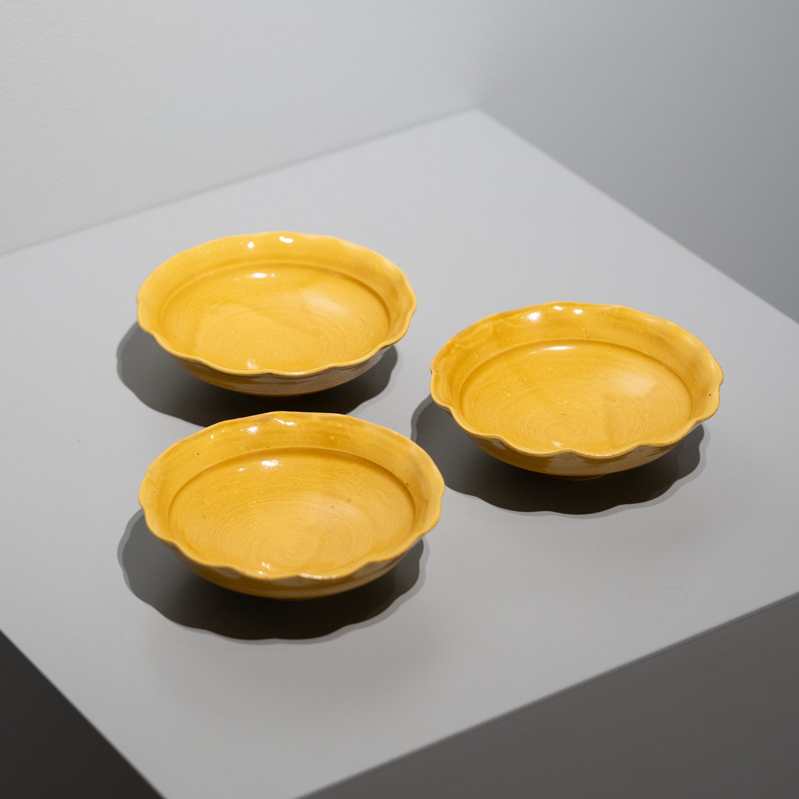 中里太亀 / 黄釉輪花皿 – HULS GALLERY TOKYO | 現代工芸ギャラリー