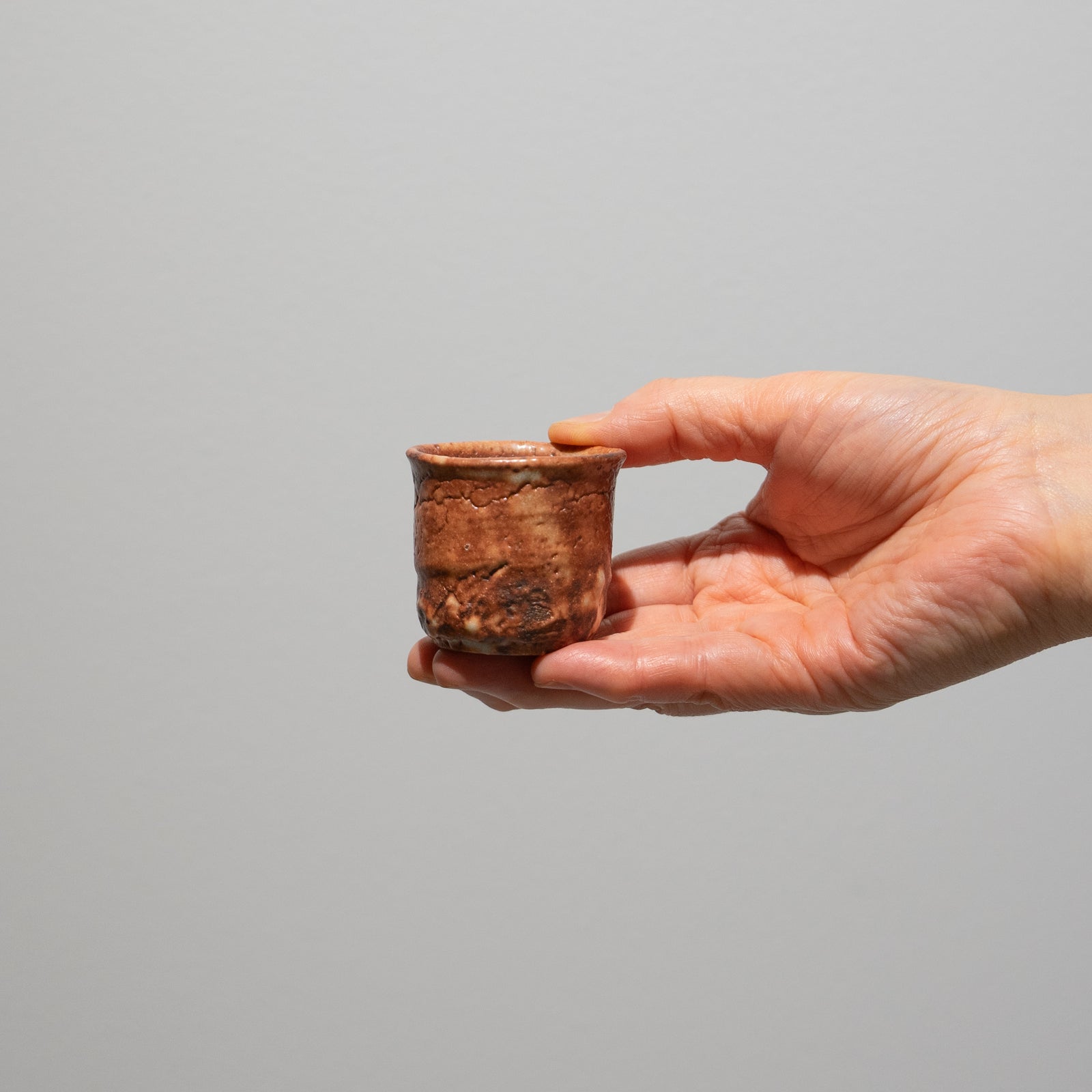 山口真人 / 鼠志野ぐい呑（一点物） – HULS GALLERY TOKYO | 現代工芸