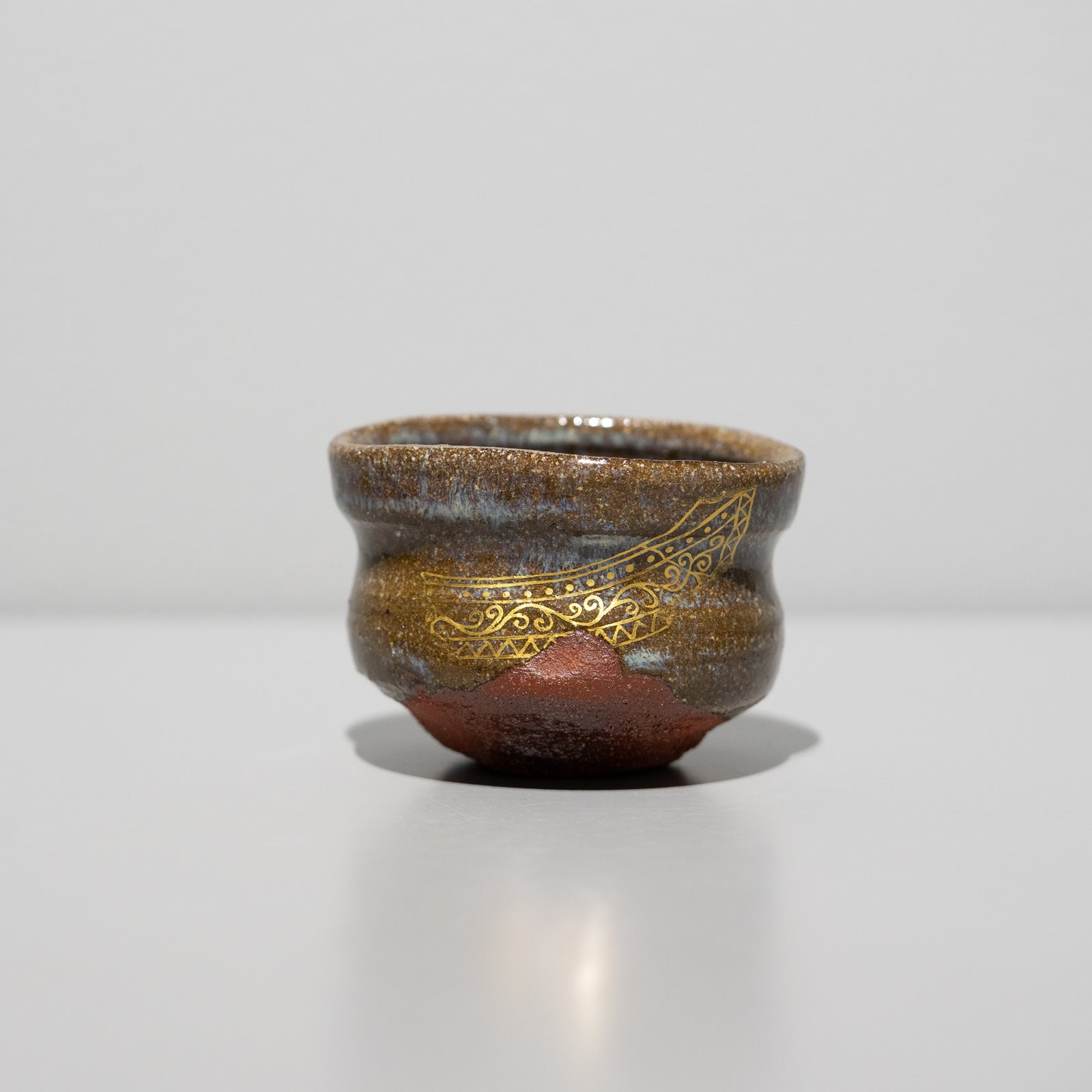 尾西宏紀 / 薬師寺東塔基壇土金彩古瓦紋ぐい呑（一点物） – HULS GALLERY TOKYO | 現代工芸ギャラリー