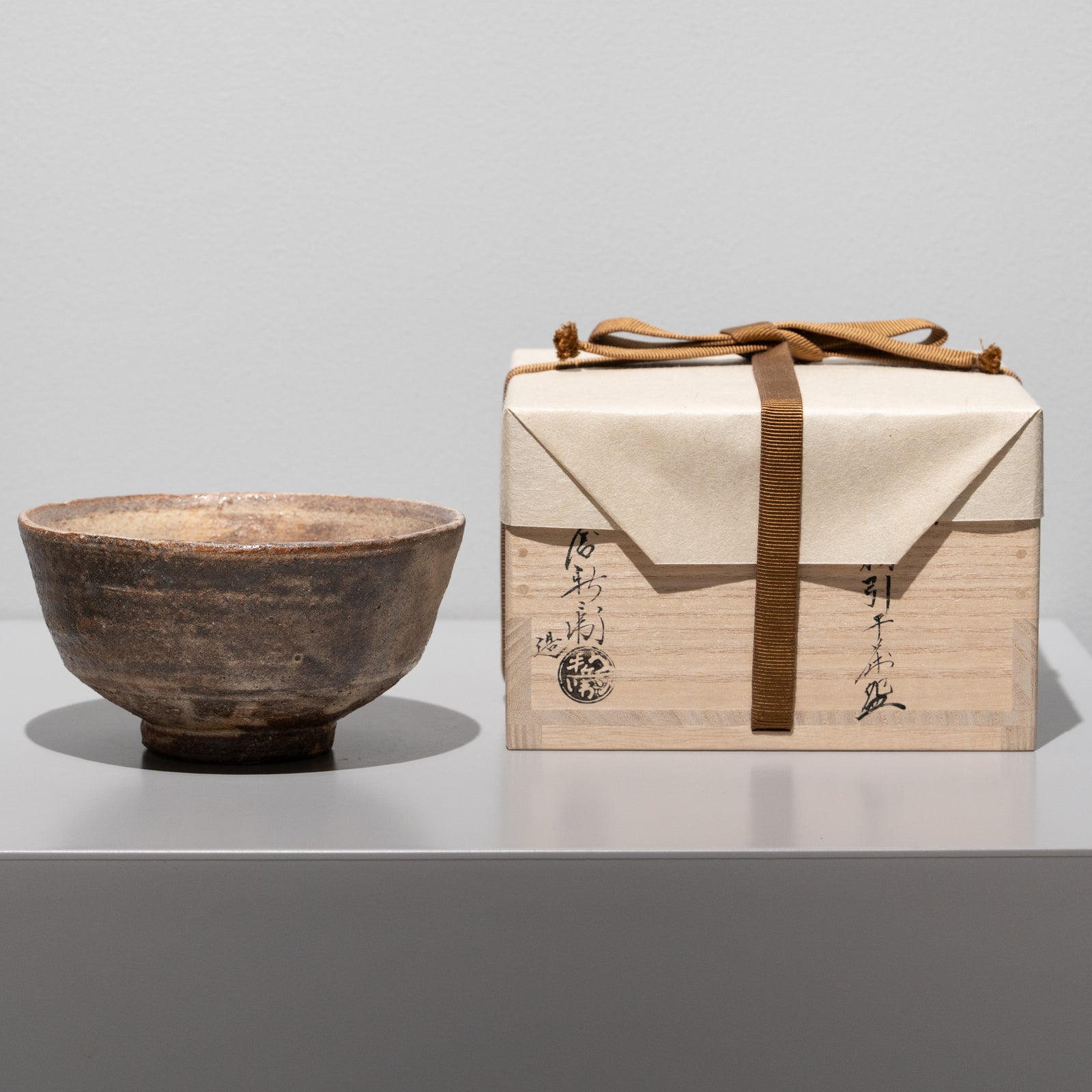 坂倉新兵衛 / 大道粉引平茶碗（一点物） – HULS GALLERY TOKYO | 現代