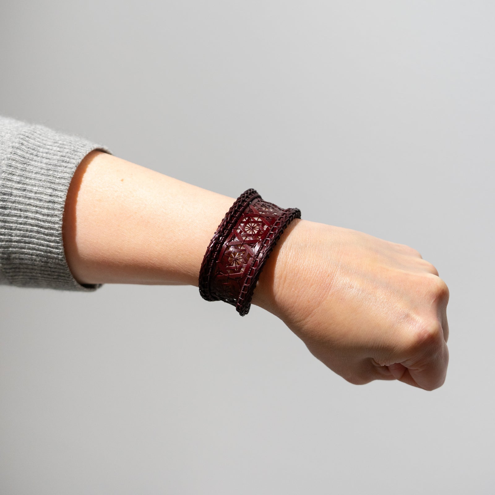 小倉智恵美 / バングル 牡丹 – HULS GALLERY TOKYO | 現代工芸