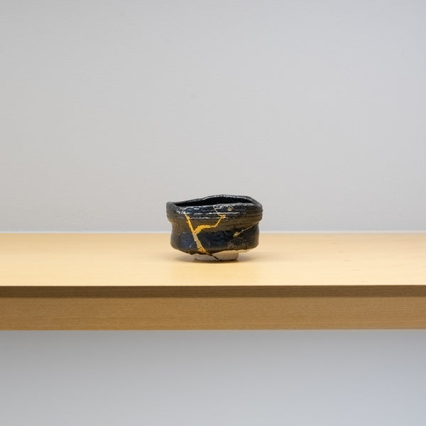 <tc>Yu Nishioka / Oribe Black Sake Cup (Gold Painting)</tc>