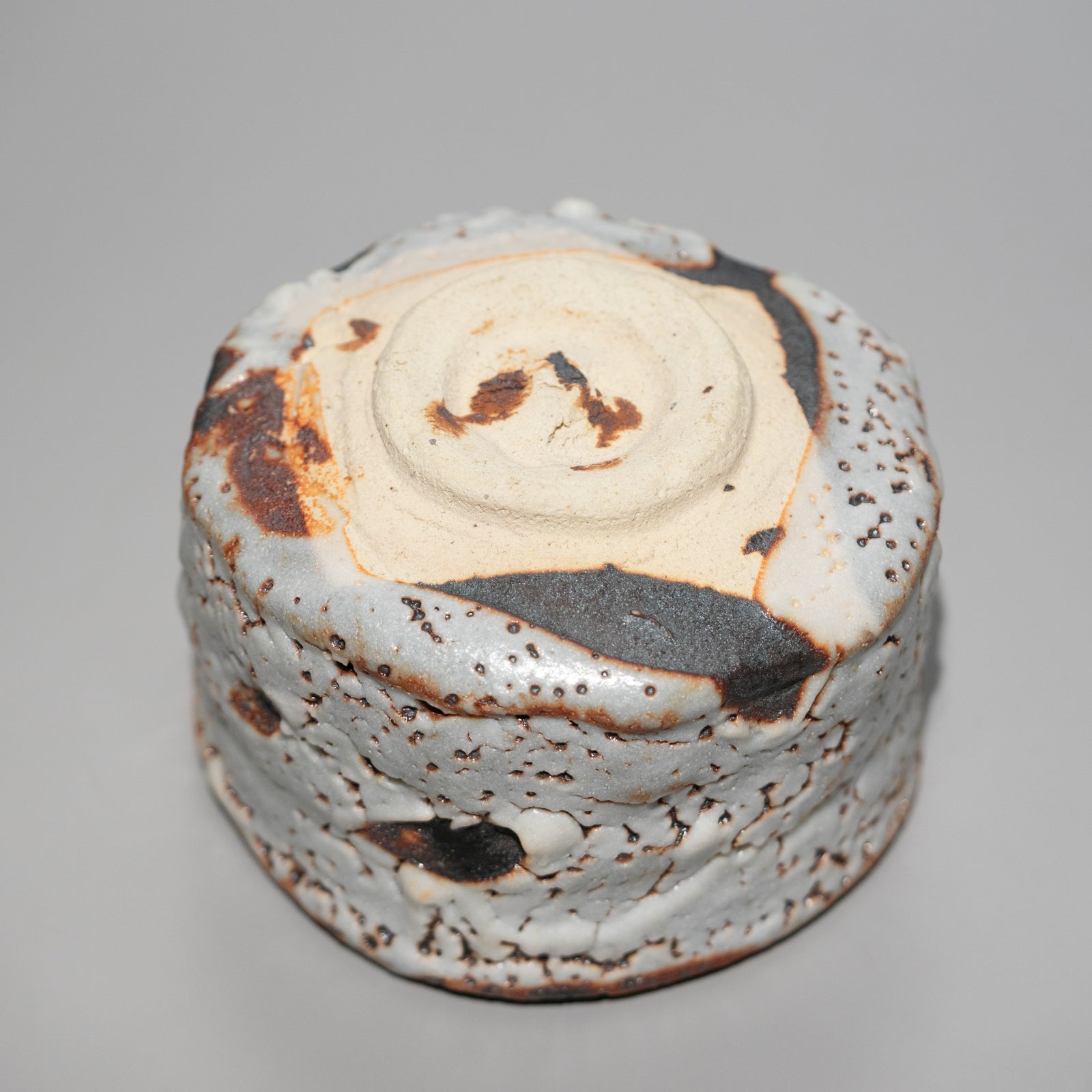 ♥鼠志野　茶碗　無銘　骨董品 加藤亮太郎 / 鼠志野茶碗（一点物） – HULS GALLERY TOKYO