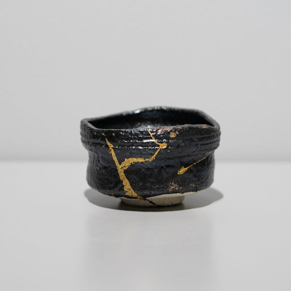<tc>Yu Nishioka / Oribe Black Sake Cup (Gold Painting)</tc>