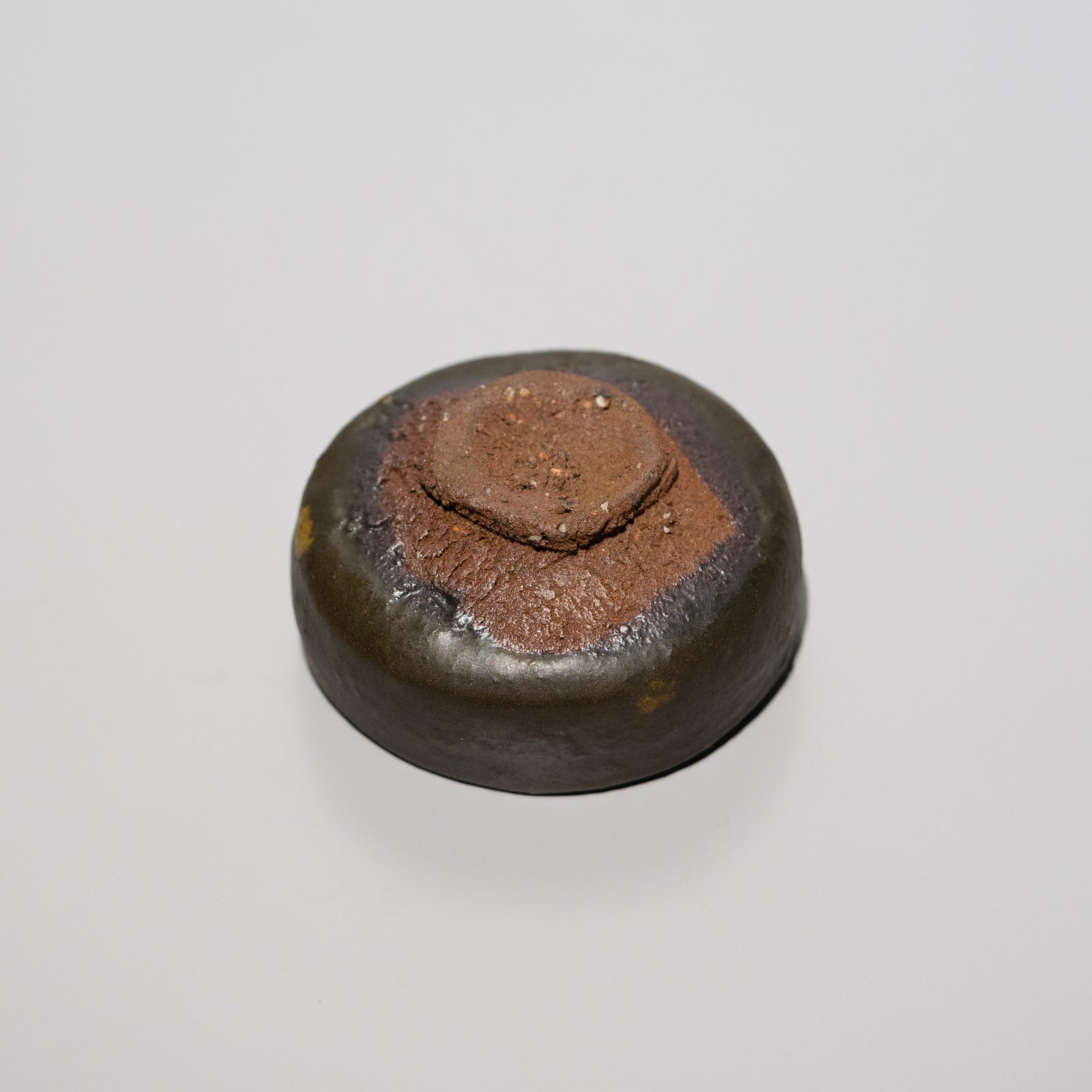 三藤るい / 黒唐津ぐい呑（一点物） – HULS GALLERY TOKYO