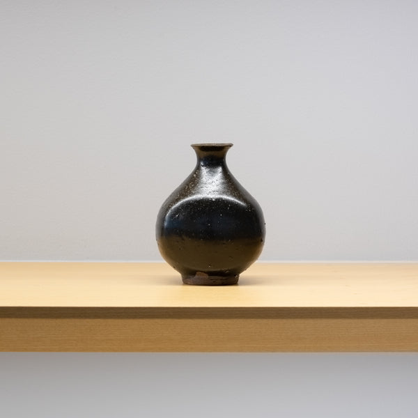 <tc>Hiroyumi Suzuki / Black Korai Tokkuri Sake Flask</tc>