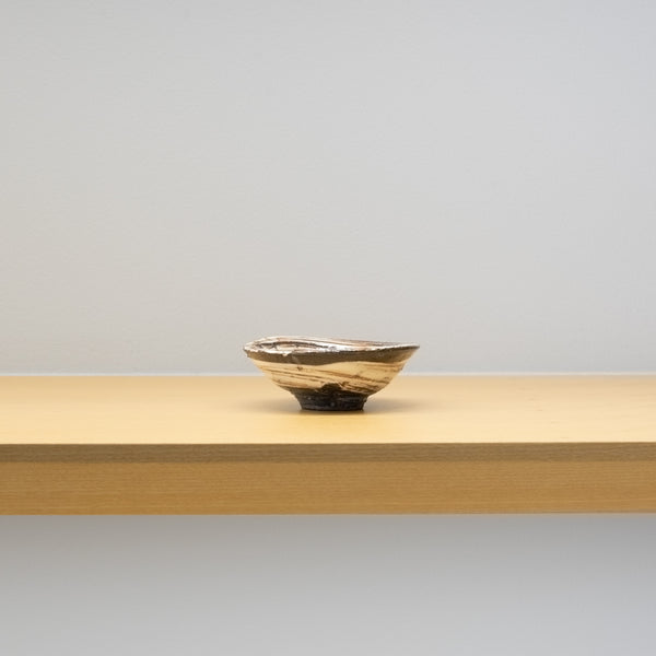 辻村塊 / 刷毛目ぐい呑（一点物） – HULS GALLERY TOKYO | 現代工芸