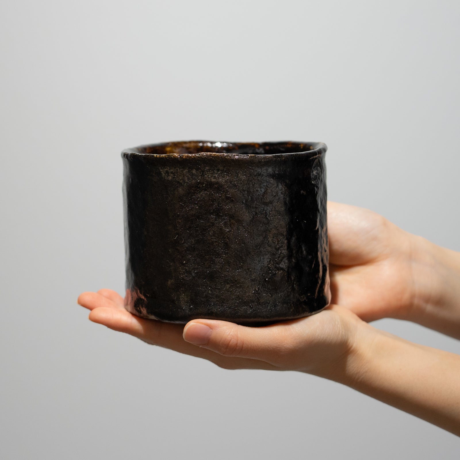 【加藤 釥】背戸窯 黒 茶碗 瀬戸黒茶碗 穴窯焼成にて引き出した瀬戸黒茶碗です。鉄鋏の跡