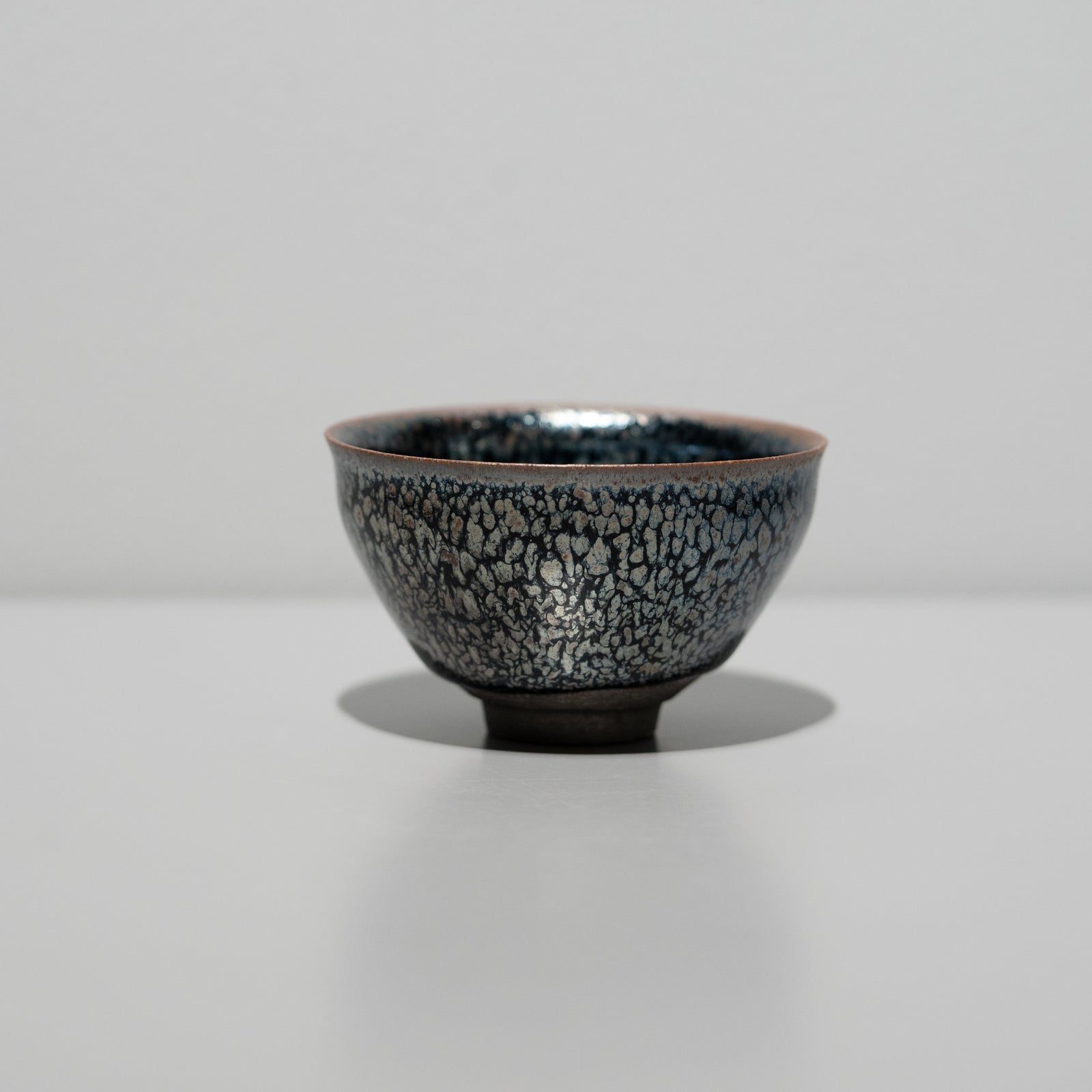 木村展之 / 鉄燿瑠璃光 ぐい呑（一点物） – HULS GALLERY TOKYO