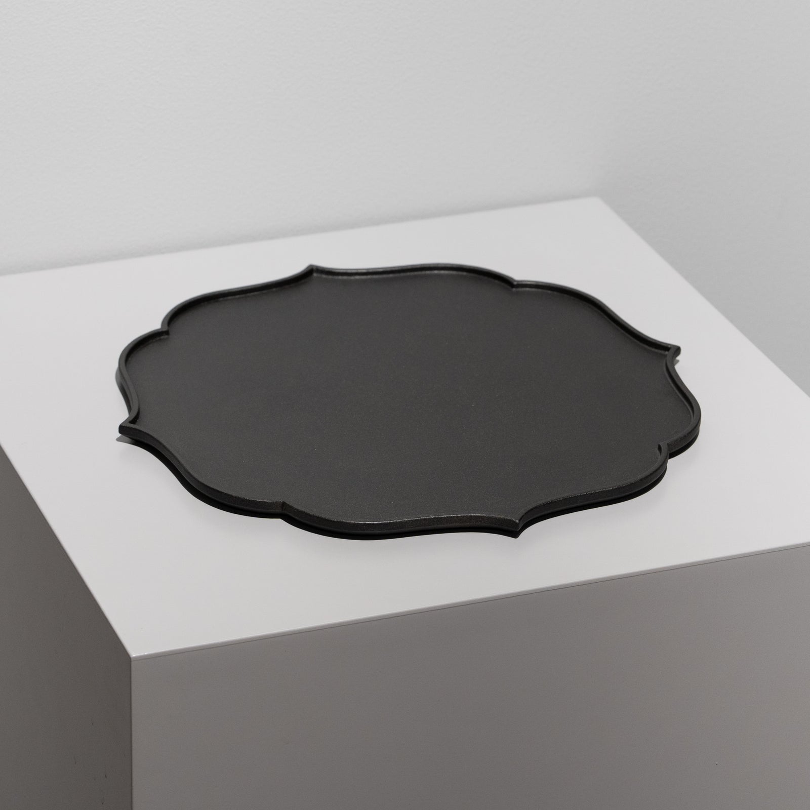 冨樫孝男 / 黒輪花皿 大 – HULS GALLERY TOKYO | 現代工芸ギャラリー